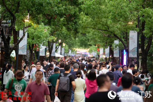 古城更新,皮市街游人如织。 人民网 余乐摄