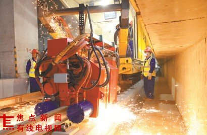 上海首条穿越长江轨交工程 崇明线全线轨道贯通