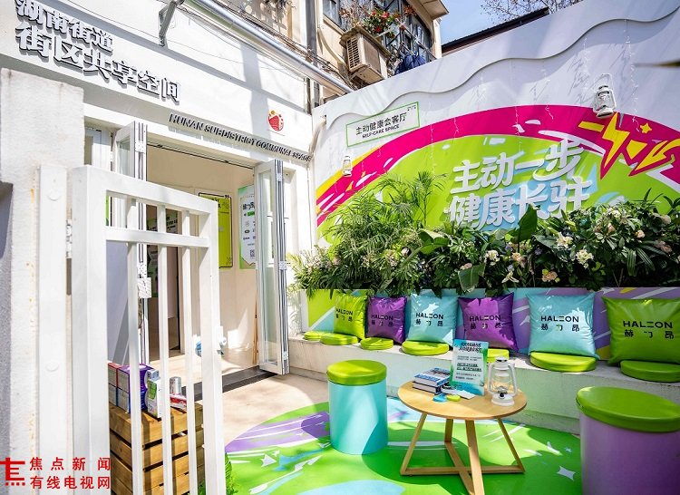 秀巧丝绒服饰品牌推介会暨华服会副会长授牌仪式成功举办